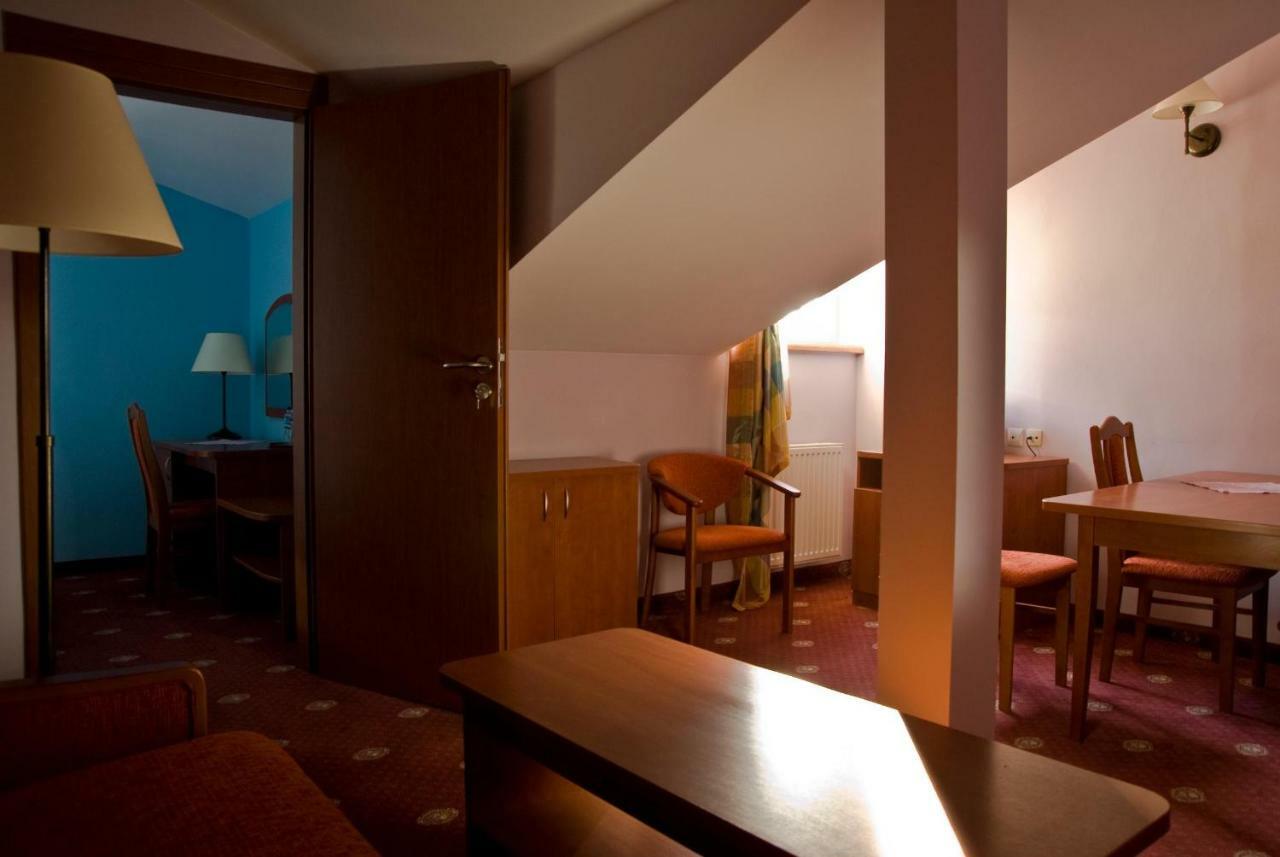 Dwor Dluzniewo Bed and Breakfast Eksteriør billede