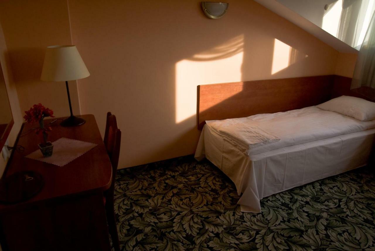 Dwor Dluzniewo Bed and Breakfast Eksteriør billede