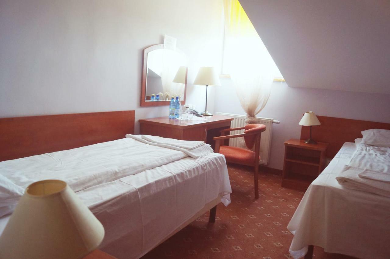 Dwor Dluzniewo Bed and Breakfast Eksteriør billede